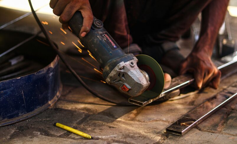 Co robić, gdy tarcza pęknie – procedury awaryjne i pierwsza pomoc